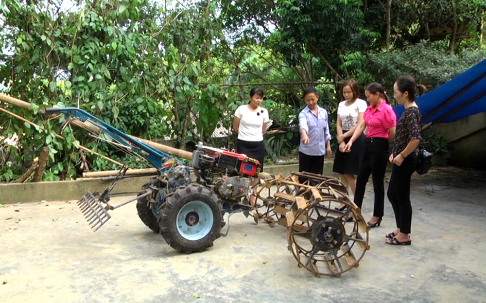 Lãnh đạo Phòng Dân tộc huyện Văn Chấn trao hỗ trợ công cụ sản xuất cho hộ nghèo từ nguồn vốn Chương trình mục tiêu quốc gia phát triển kinh tế - xã hội vùng đồng bào DTTS.